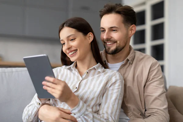 Cheerful Young Spouses Enjoys Casual Moment Together Share Digital Tablet — Stock Photo, Image