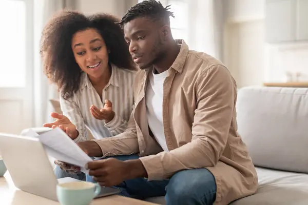 Çiftler Finansmanı Genç Afro Amerikalı Eşler Kadın Erkek Kağıt Işleriyle — Stok fotoğraf