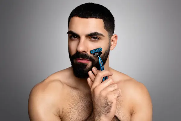 Hombre Árabe Musculoso Joven Guapo Con Barba Gruesa Afeitándose Cara — Foto de Stock