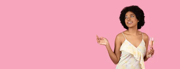 Elegancka Milenijna Afroamerykanka Kręconymi Włosami Trzymająca Kieliszek Szampana Gestykulująca Drugą — Zdjęcie stockowe