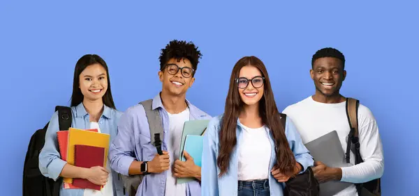 Vier Lächelnde College Studenten Mit Schulbüchern Und Rucksäcken Stehen Vor — Stockfoto