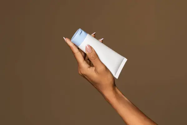 Gepflegte Hand Hält Anmutig Weiße Tube Creme Hautpflegeprodukt Vor Neutralem — Stockfoto