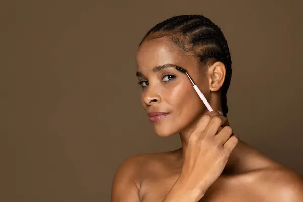 Elegante Mujer Negra Mediana Edad Con Cabello Trenzado Usando Cepillo —  Fotos de Stock