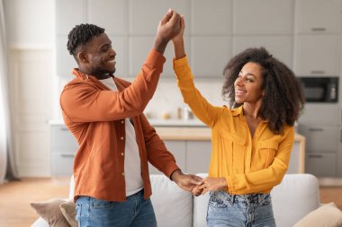 Çiftler neşesi. Neşeli evli milenyum eşleri dansta neşe bulur, evde romantizmin tadını çıkarırlar, aşk anlarını ve hafta sonu eğlencesini paylaşırlar. Romantik ilişkide mutluluk