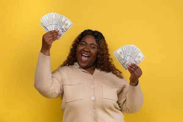Gelukkige Gelukkige Afrikaanse Amerikaanse Vrouw Met Overgewicht Met Contant Geld — Stockfoto