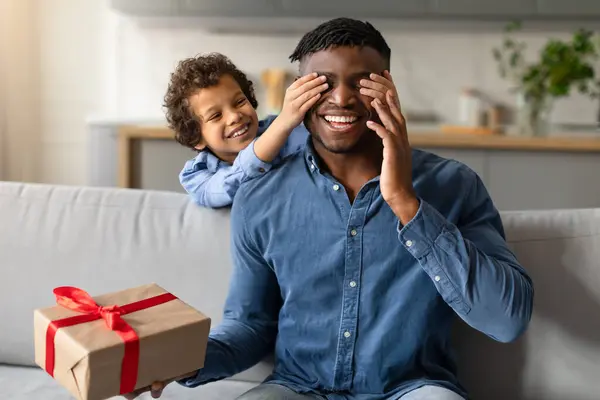 Zwarte Krullende Zoon Bedekt Speels Zijn Glimlachende Vaders Ogen Van — Stockfoto