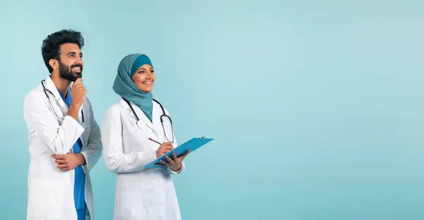Beyaz Önlüklü Gülümseyen Fotokopi Alanına Bakan Kendine Güvenen Müslüman Tıp — Stok fotoğraf
