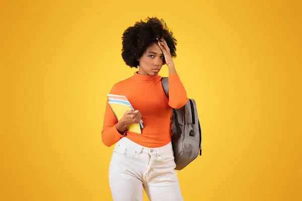 Pensativa Joven Afroamericana Americana Con Pelo Rizado Vistiendo Top Naranja — Foto de Stock