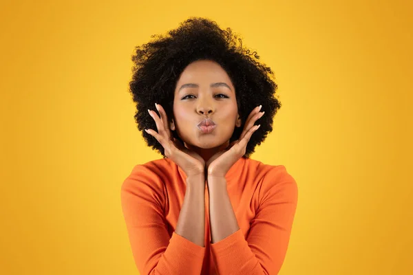 Urocza Młoda Afroamerykanka Kręconymi Włosami Ubrana Pomarańczowy Sweter Pozuje Zabawną — Zdjęcie stockowe
