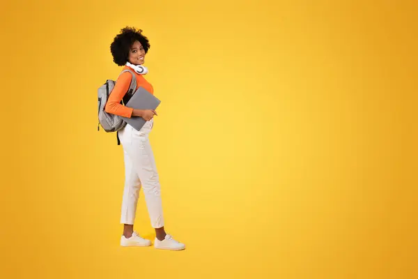 Pewny Siebie Młody Student Pomarańczowym Golfie Białych Spodniach Spogląda Uśmiechem — Zdjęcie stockowe
