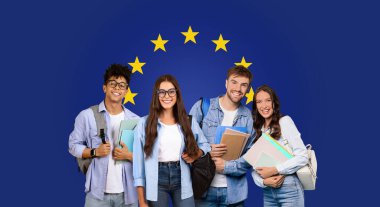 Avrupa Birliği bayrağının önünde durmuş, uluslararası öğrenim fırsatlarını veya Erasmus programını, panorama 'yı temsil eden dört üniversite arkadaşından oluşan neşeli bir milenyum grubu.