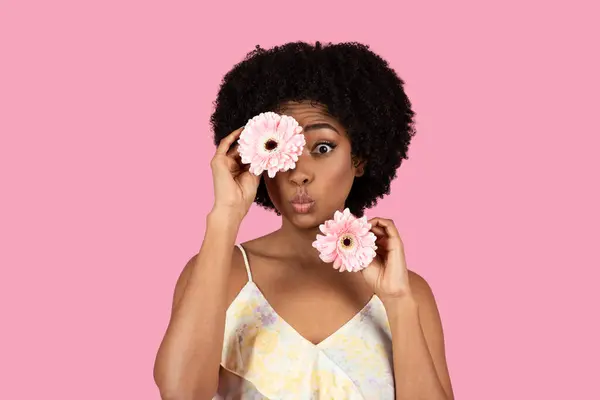 Playful Happy Young African American Pretty Woman Curly Hair Making — Stock Photo, Image