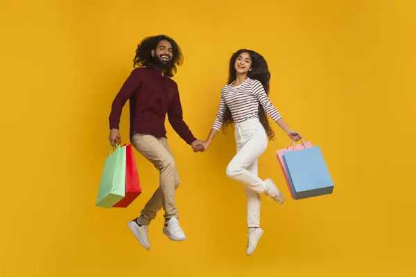 Duygusal Sevecen Genç Hintli Çift Renkli Alışveriş Torbalarıyla Havada Ele — Stok fotoğraf