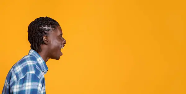 Genç Siyahi Bir Adamın Sarı Stüdyo Arka Planında Yazı Için — Stok fotoğraf