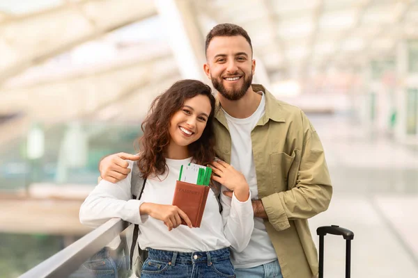Seyahat Reklamları Havaalanında Mutlu Genç Avrupalı Çift Pozu Mutlu Milenyum — Stok fotoğraf