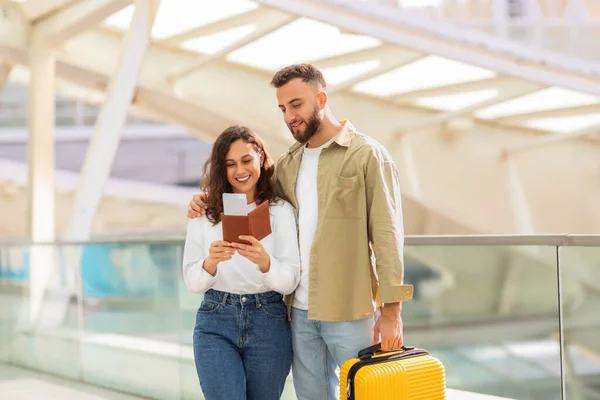 Seyahat Konsepti Havaalanında Bekleyen Mutlu Genç Bir Çiftin Portresi Elinde — Stok fotoğraf