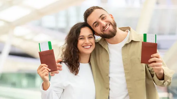 Joyeux Voyageurs Portrait Jeune Couple Avec Passeports Billets Posant Aéroport — Photo