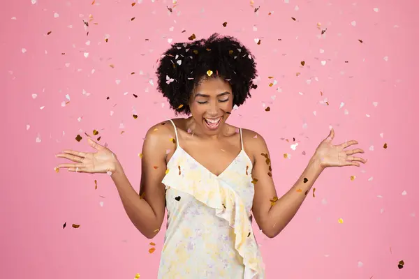Animated Millennial African American Woman Curly Hair Laughing Throwing Her — Stock Photo, Image