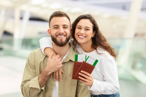 Portrait Joyeux Jeune Couple Avec Passeports Billets Entre Les Mains — Photo