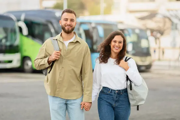 Jeune Couple Souriant Avec Des Sacs Dos Posant Entrée Aéroport — Photo