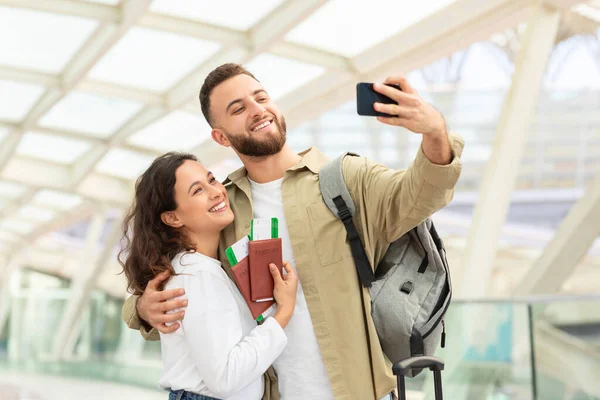 Selfie Çek Havalimanı Terminalinde Fotoğraf Çeken Neşeli Genç Bir Çiftin — Stok fotoğraf