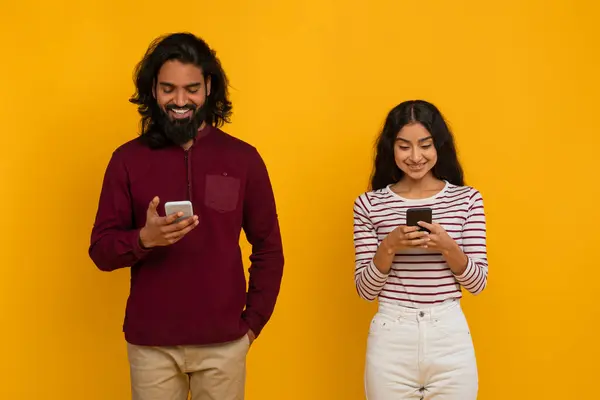 Millennial Indio Hombre Mujer Utilizando Teléfonos Celulares Fondo Del Estudio — Foto de Stock