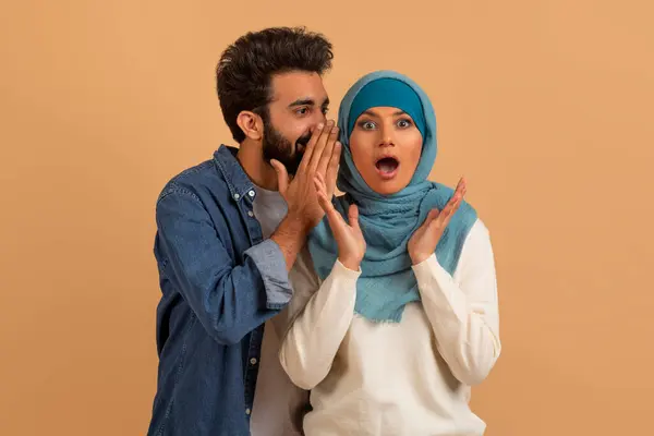 Wielki Sekret Arab Guy Plotkując Swoją Zszokowaną Muzułmańską Dziewczyną Hidżabie — Zdjęcie stockowe