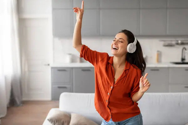 Femme Insouciante Heureuse Chemise Orange Vibrante Danse Dans Son Salon — Photo