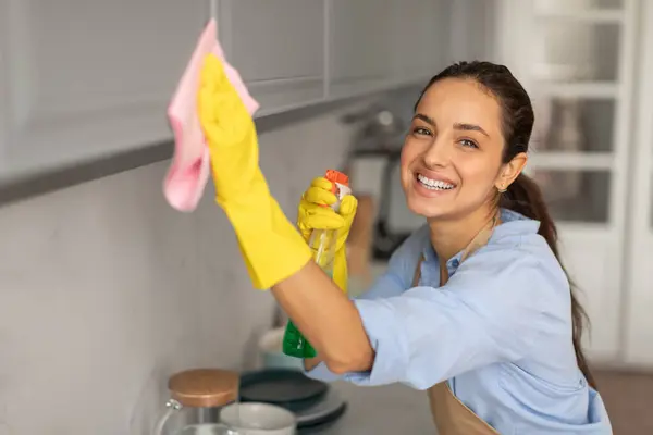 Radiant Woman Shirt Yellow Gloves Enthusiastically Cleans Kitchen Surface Spray — Stock Photo, Image