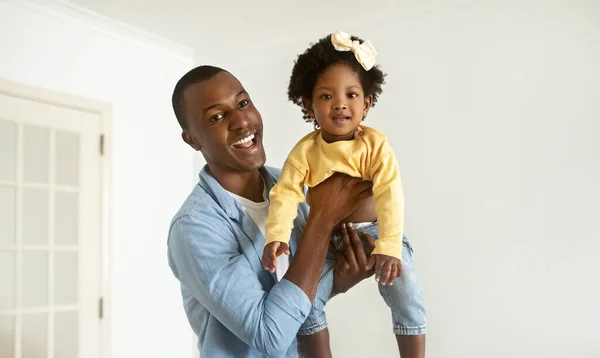Ayah Kulit Hitam Muda Yang Bahagia Mengangkat Putri Kecilnya Yang — Stok Foto