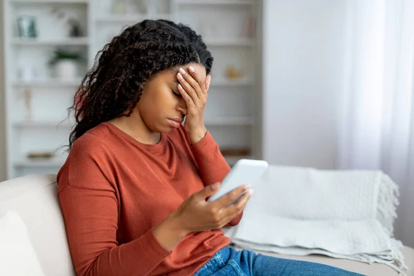 Kötü Mesaj Stresli Siyah Kadın Akıllı Telefon Tutuyor Kafasına Elle — Stok fotoğraf
