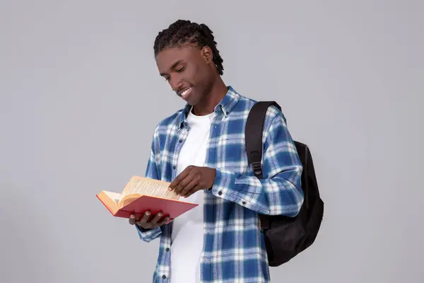 Konsept Çalış Sırtında Kitap Sırt Çantası Olan Gülümseyen Siyahi Çocuk — Stok fotoğraf