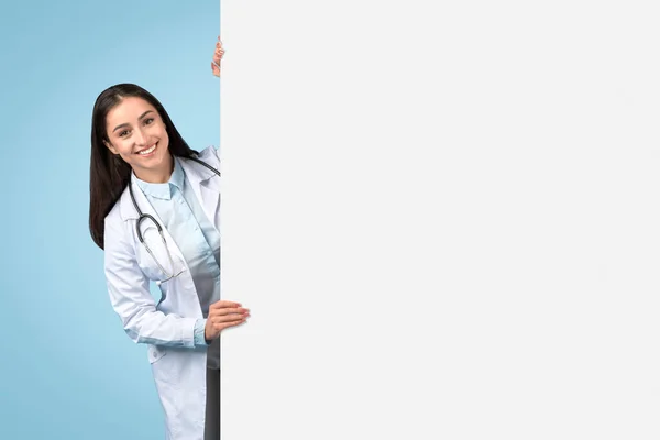 Cheerful Female Doctor Holding Blank Advertising Board Ideal Information Display — Stock Photo, Image