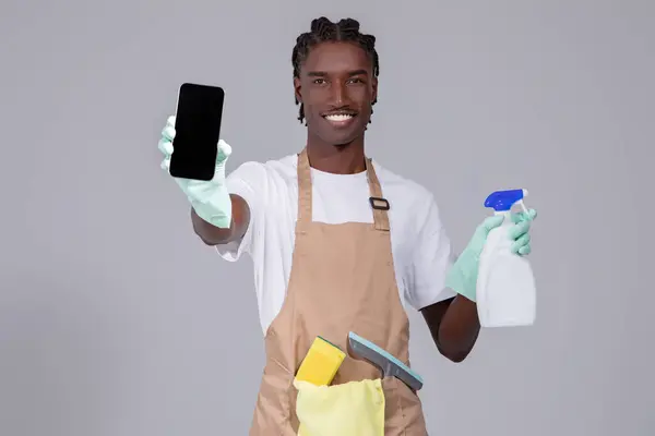 Temizlik Servisi Reklamı Siyah Adam Önlük Giyiyor Elinde Boş Akıllı — Stok fotoğraf