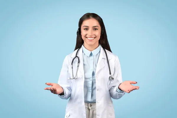 Lämplig Kvinnlig Läkare Med Vänligt Leende Öppna Händer Gestikulerande Välkommen — Stockfoto