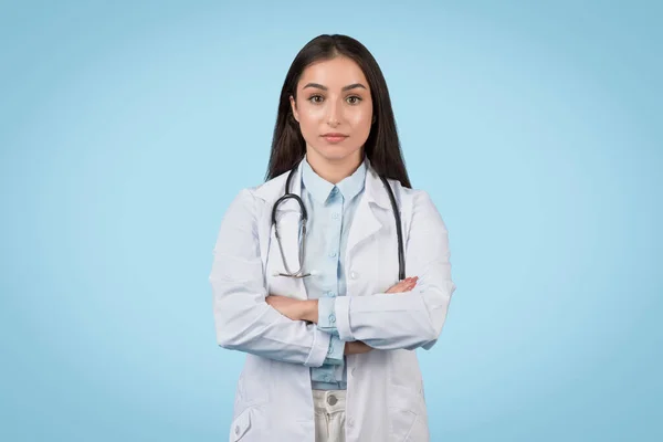 Professionell Ung Kvinnlig Läkare Bär Vit Rock Och Stetoskop Poserar — Stockfoto