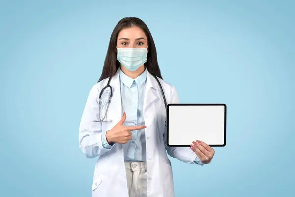 Professional Woman Doctor Surgical Mask Presenting Blank Tablet Screen Suitable — Stock Photo, Image