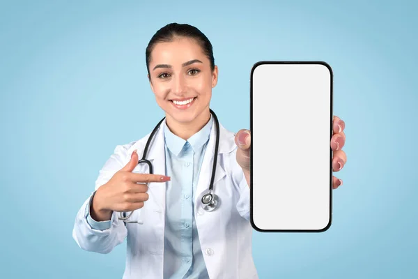 Cheerful Female Doctor Pointing Blank Smartphone Screen Ideal Medical App — Stock Photo, Image
