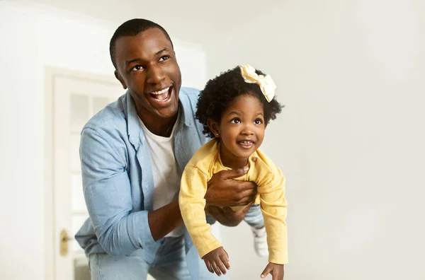 Pai Solteiro Afro Americano Homem Divertindo Com Sua Filhinha Feliz — Fotografia de Stock