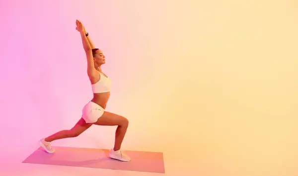Donna Concentrata Che Pratica Yoga Guerriero Posa Tappeto Dimostrando Equilibrio — Foto Stock