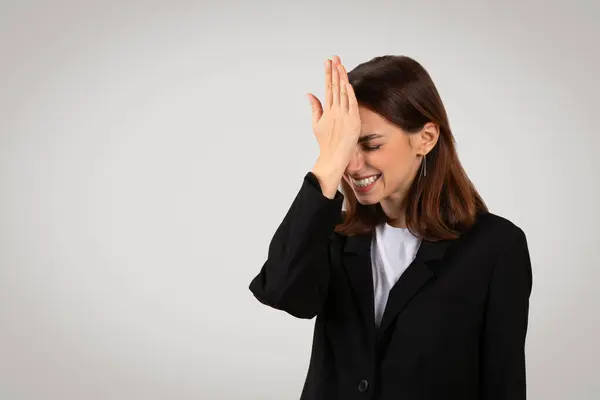 Beschaamd Duizendjarige Blanke Zakenvrouw Een Klassiek Zwart Pak Bedekt Haar — Stockfoto