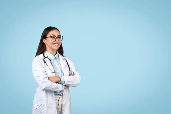 Upbeat Kvinnlig Läkare Bär Glasögon Och Labbrock Med Stetoskop Armarna — Stockfoto