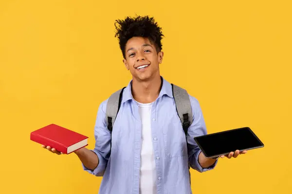 Moderno Studente Ragazzo Pesa Sue Opzioni Tra Libro Tablet Digitale — Foto Stock