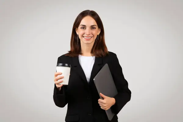 Uśmiechnięta Millenium Biała Bizneswoman Czarnej Marynarce Trzymająca Jednorazowy Kubek Kawy — Zdjęcie stockowe