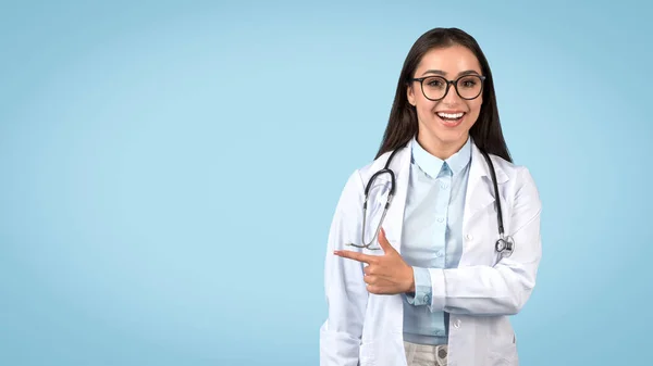 Intelligent Utseende Kvinnlig Läkare Med Glasögon Pekar Fritt Utrymme Och — Stockfoto