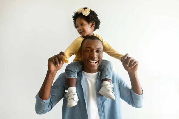 Vaderschap Concept Schattig Afrikaans Amerikaans Meisje Dat Haar Vaders Nek — Stockfoto
