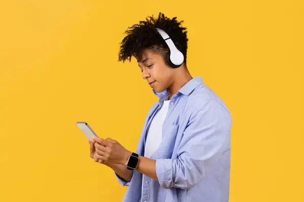 Enfocado Chico Adolescente Negro Con Pelo Rizado Escucha Atentamente Contenido — Foto de Stock