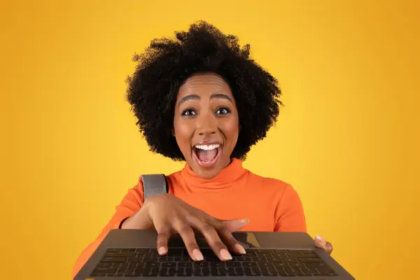 Emocionada Joven Afroamericana Escribiendo Exuberantemente Una Computadora Portátil Vestida Con —  Fotos de Stock