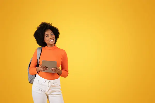 Gedachte Jonge Afrikaans Amerikaanse Vrouw Met Krullend Haar Een Oranje — Stockfoto
