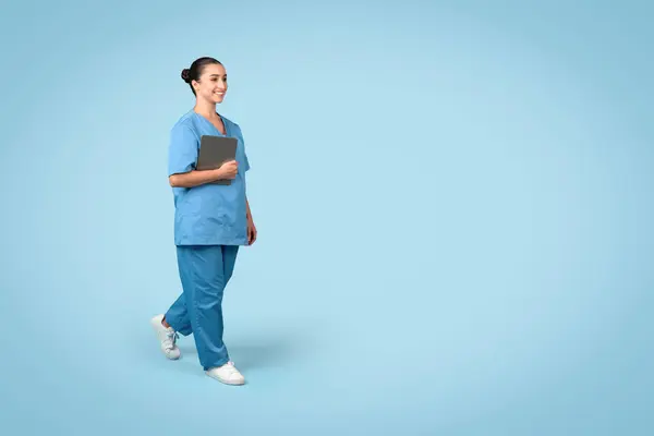 Glada Unga Kvinnliga Sjuksköterska Skrubbar Hålla Tablett Medan Går Ser — Stockfoto